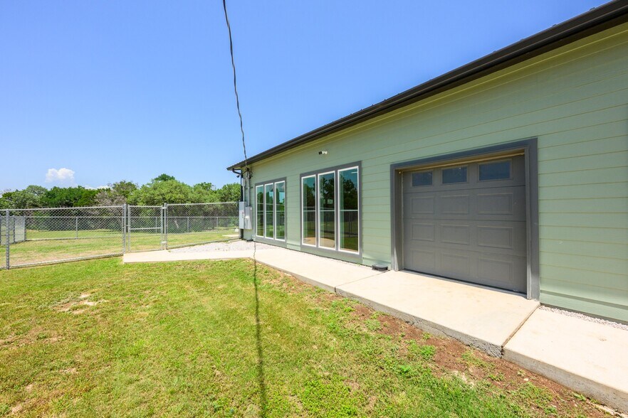 More Photos Of 1410 Live Oak Rd, Leander Showroom For Sale