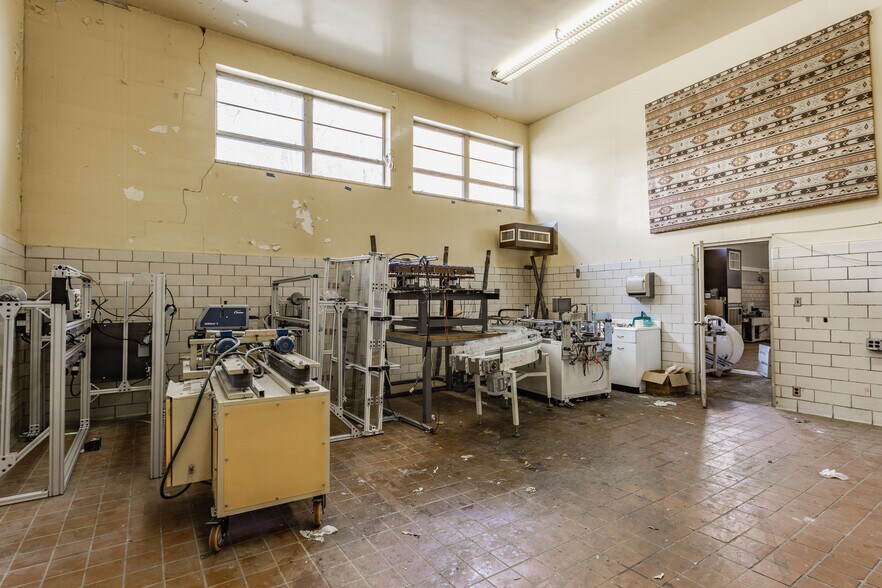 More Photos Of 1825 W 18th St, Anderson Warehouse For Sale