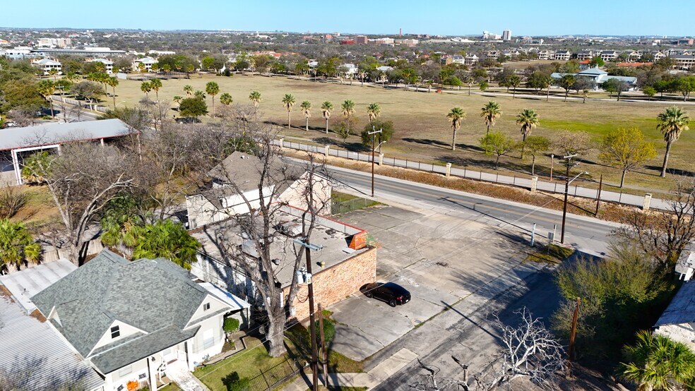 More Photos Of 1136 E Grayson St, San Antonio Convenience Store For Lease