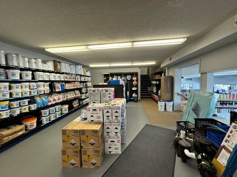 More Photos Of 4343 Main St, Springfield Warehouse For Lease