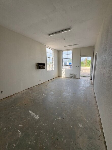 More Photos Of 1500 Simmons Ave, Jourdanton Warehouse For Sale
