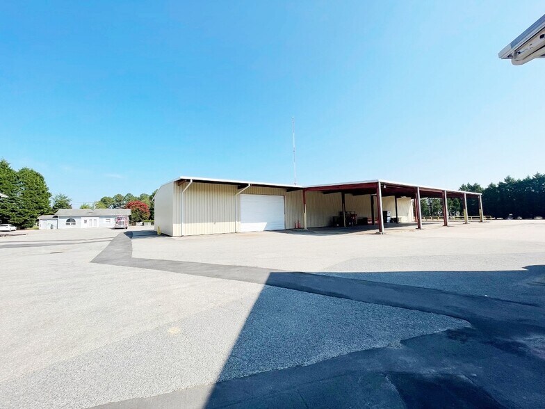 More Photos Of 810 Center St, Apex Warehouse For Lease