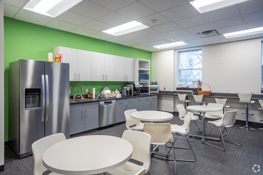 More Photos Of 21111 Chagrin Blvd, Beachwood Office For Lease