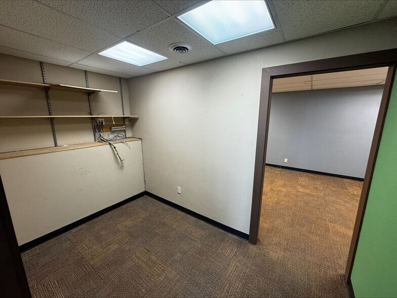 More Photos Of 903 Main St, Adel Office For Lease