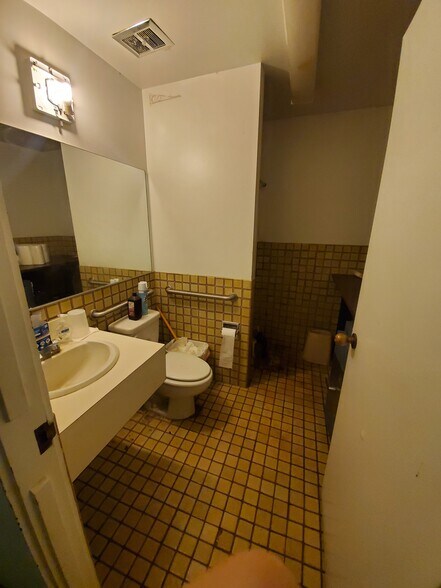 More Photos Of 2000 S Beretania St, Honolulu Storefront Retail Office For Lease