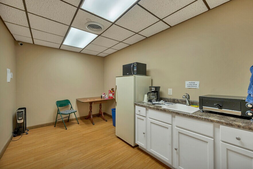 More Photos Of 1279 E Mason St, Green Bay Storefront For Sale