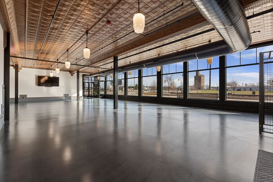 More Photos Of 100 Saint Louis Ave, Seymour Office For Sale
