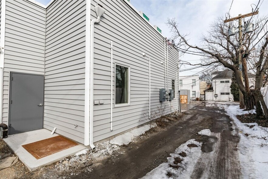 More Photos Of 166 Main St, Port Washington Storefront For Sale