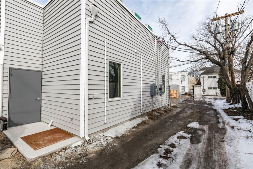 More Photos Of 166 Main St, Port Washington Storefront For Lease