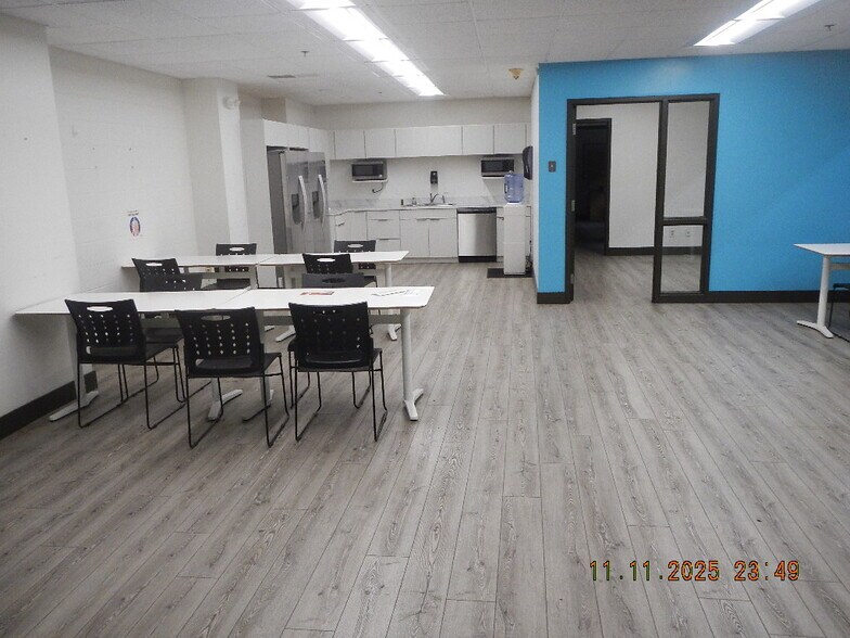 More Photos Of 2111 W Thompson Rd, Fenton Warehouse For Lease