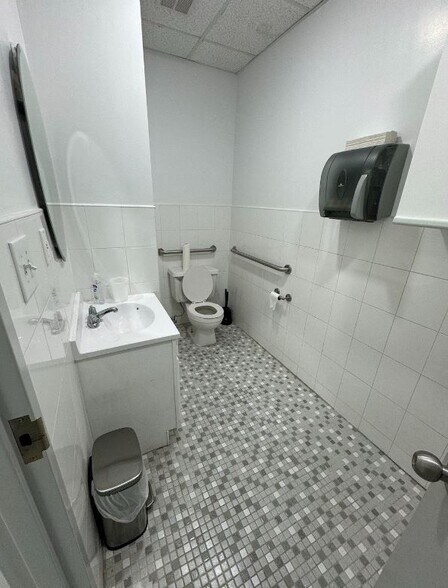 More Photos Of 83-02 Broadway, Elmhurst Storefront Retail Office For Lease