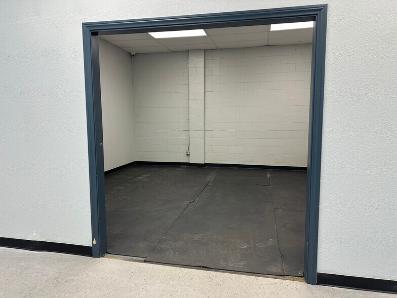 More Photos Of 9525 Owensmouth Ave, Chatsworth Research And Development For Lease