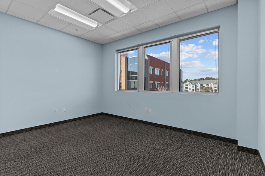 More Photos Of 6740 Rock Spring Rd, Wilmington Office For Sale