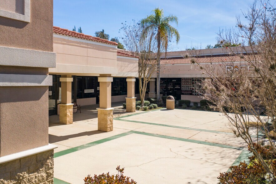More Photos Of 4400-4462 Bee Ridge Rd, Sarasota Storefront Retail Office For Lease