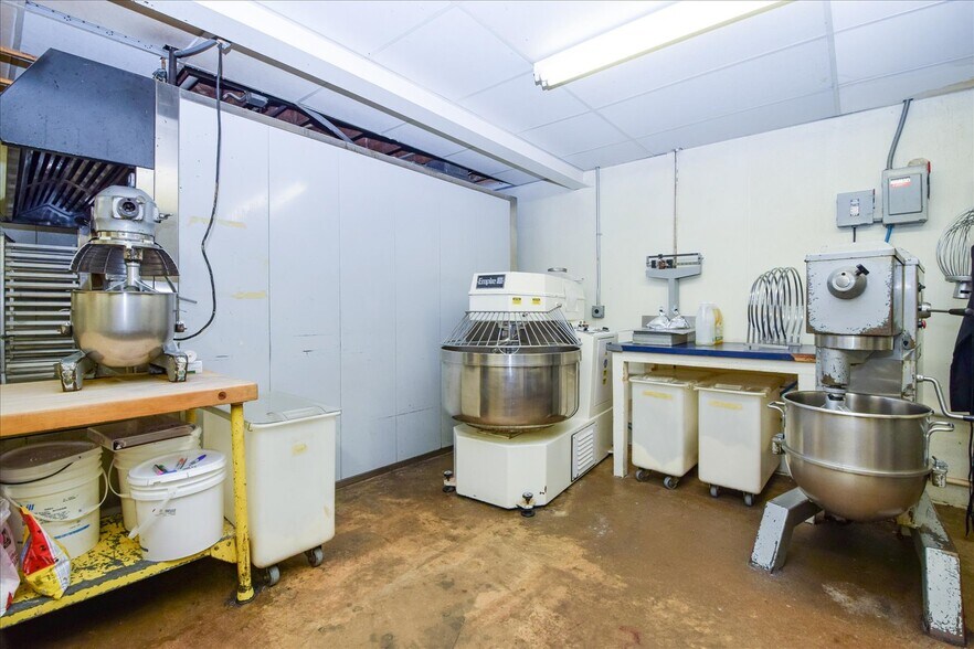 More Photos Of 1212 4th St SW, Roanoke General Retail For Sale