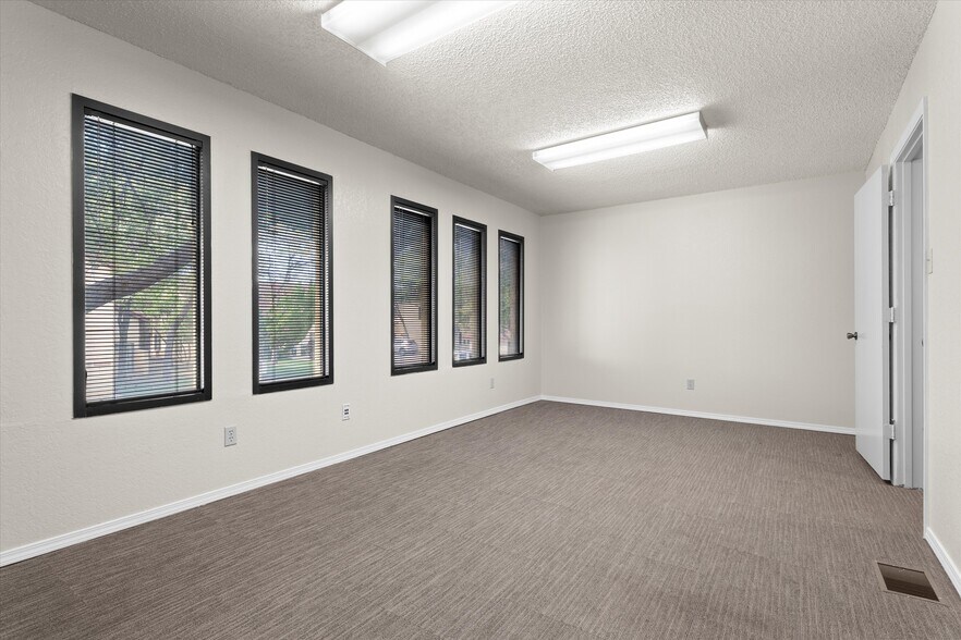 More Photos Of 8008 Slide Rd, Lubbock Office For Sale
