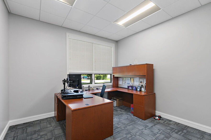 More Photos Of 220 Garden St, Yorkville Office For Sale
