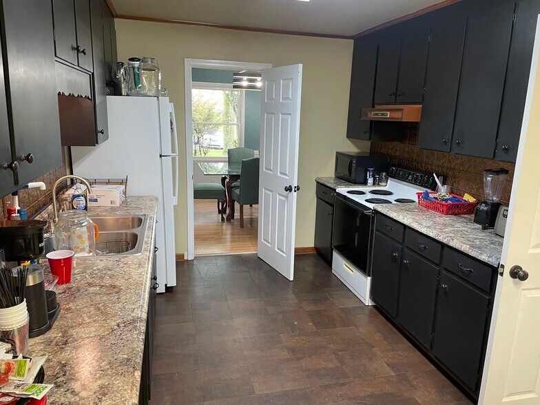 More Photos Of 5075 Main St, Spring Hill Freestanding For Lease