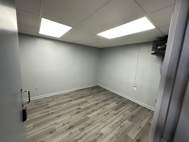 More Photos Of 8271 Brock Bridge Rd, Laurel Warehouse For Sale