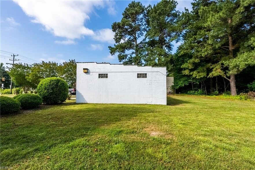 More Photos Of 7002 George Washington Memoria Hwy, Gloucester Office For Sale