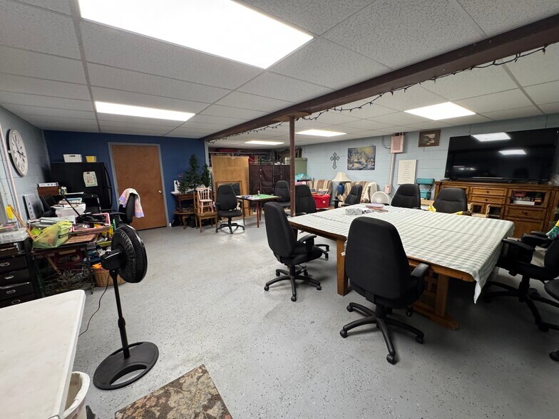 More Photos Of 706 N Perry St, Palestine General Retail For Sale