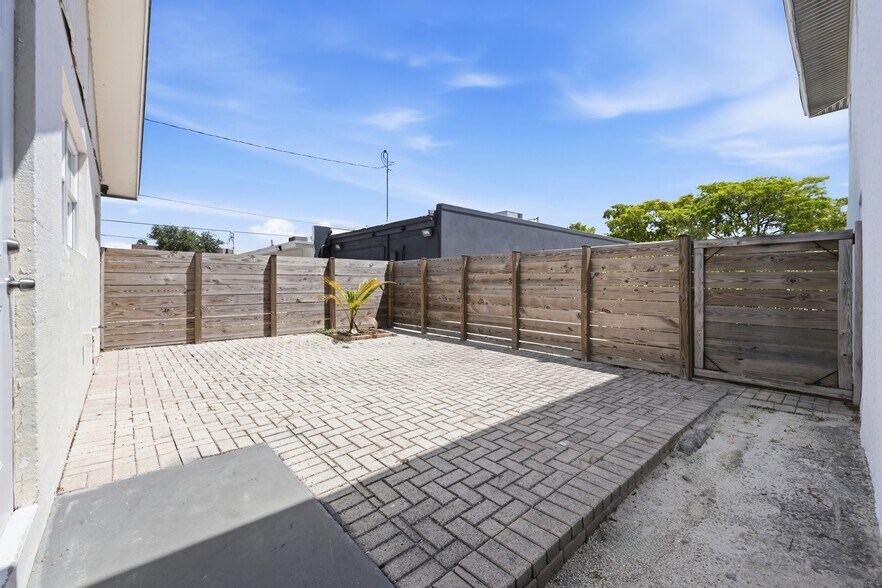 More Photos Of 527 N Dixie Hwy, Lake Worth Bar For Sale