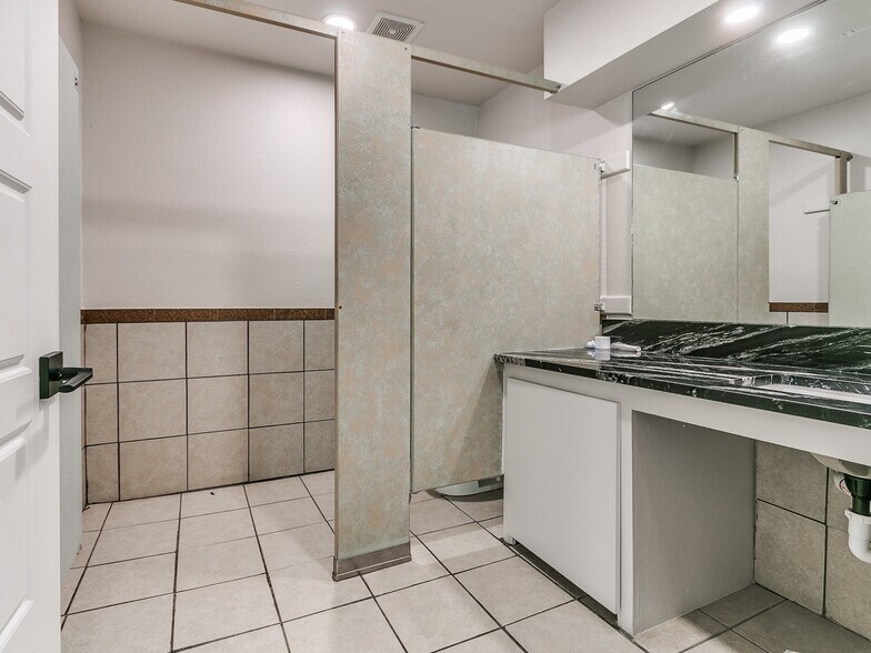 More Photos Of 2520 NW 39th St, Oklahoma City Office For Sale