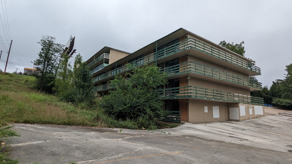 More Photos Of 1900 W 76 Country Blvd, Branson Hotel For Sale