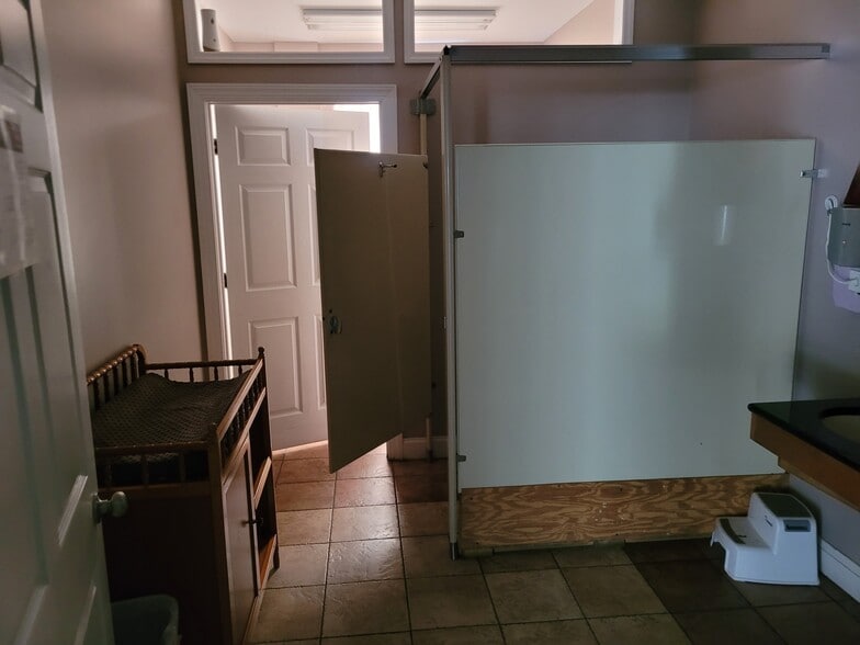 More Photos Of 1512 Garner Rd, Raleigh Warehouse For Lease