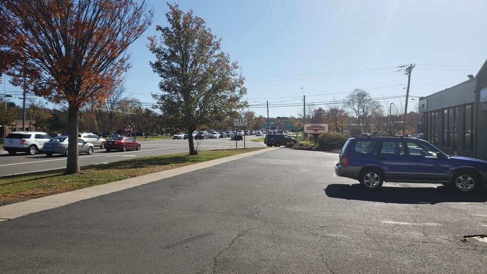 More Photos Of 27 Town Line Rd, Wethersfield Office For Lease