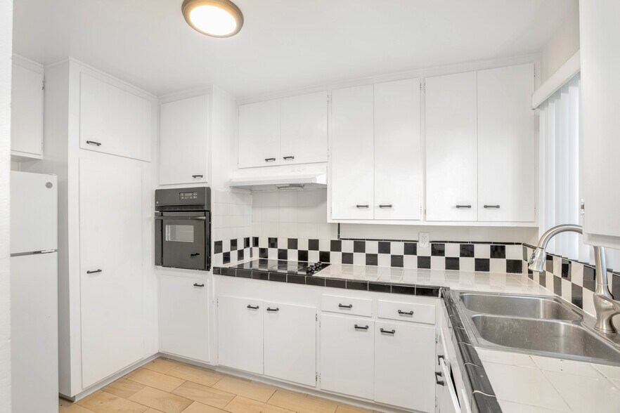 More Photos Of 11725 Gilmore St, North Hollywood Apartments For Sale