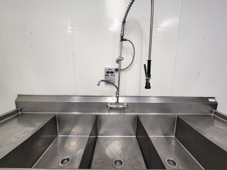 More Photos Of 1066-1070 S Fairfax Ave, Los Angeles Restaurant For Lease