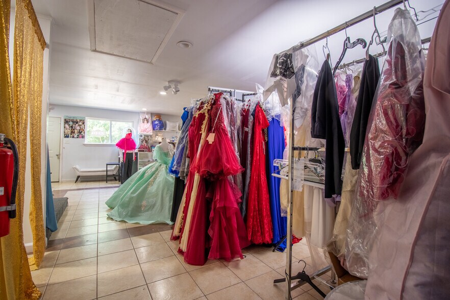 More Photos Of 518 Mill Ave, Conroe General Retail For Sale