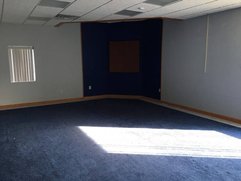 More Photos Of 495 Aero Dr, Cheektowaga Light Distribution For Lease