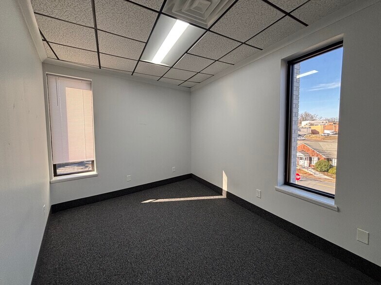 More Photos Of 1022 W 1st St, Winston-Salem Office For Sale