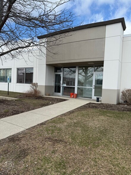 Primary Photo Of 22285 N Pepper Rd, Lake Barrington Medical For Lease