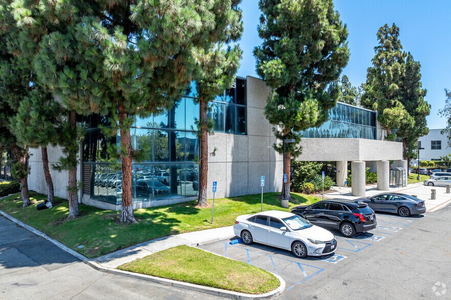 More Photos Of 7345 Orangewood Ave, Garden Grove Warehouse For Lease