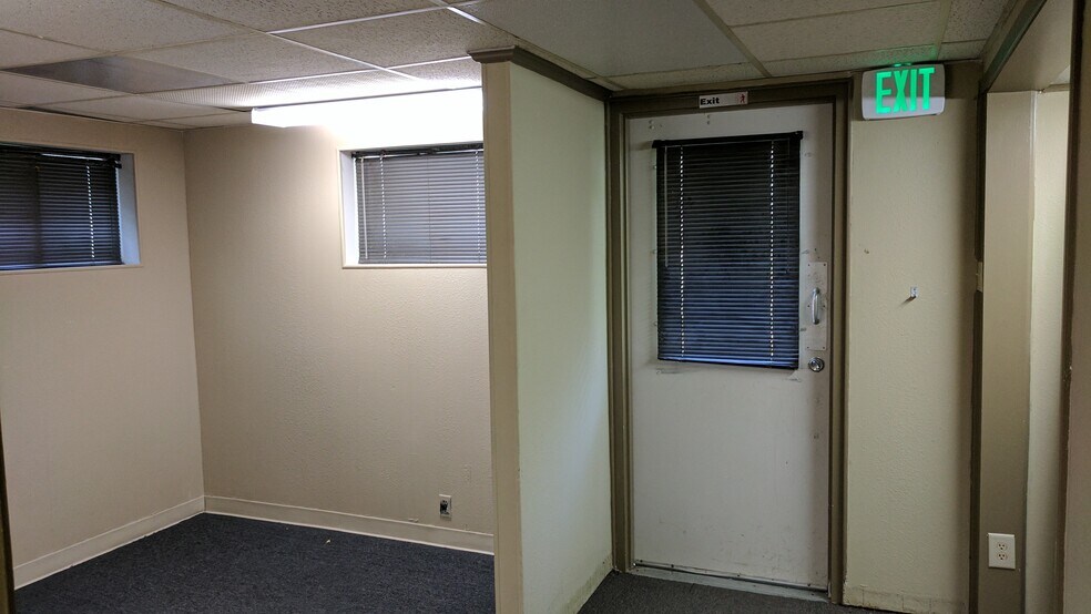 More Photos Of 2580 N 11th St, Beaumont Office For Lease