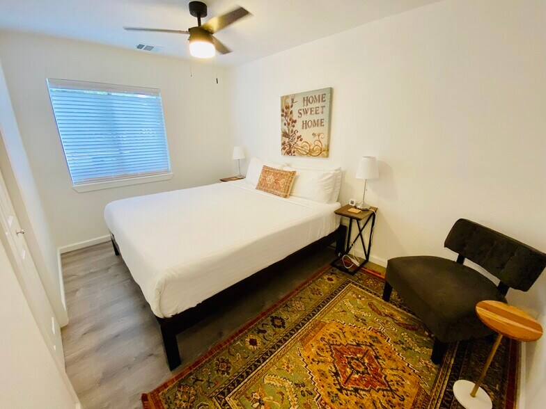 More Photos Of 104 Scudder Ln, Wimberley Hotel For Sale