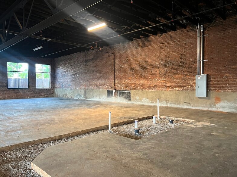 More Photos Of 105 N High St, Winchester Storefront Retail Office For Lease