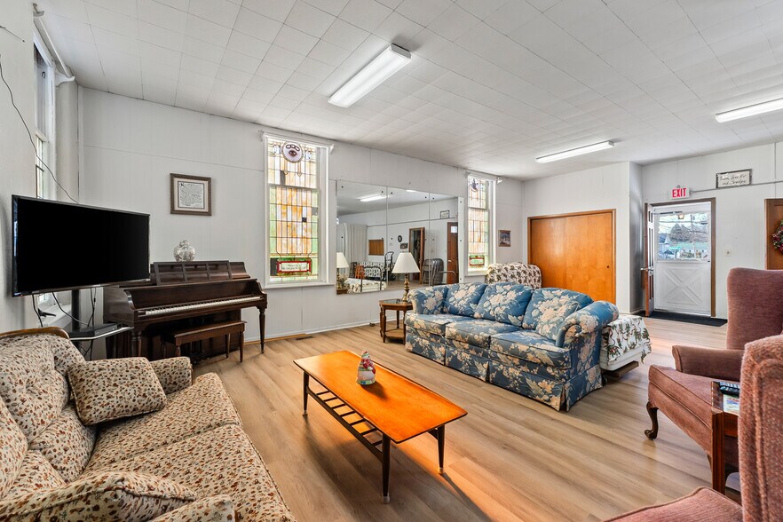 More Photos Of 729 Mason St, Milton Office For Sale