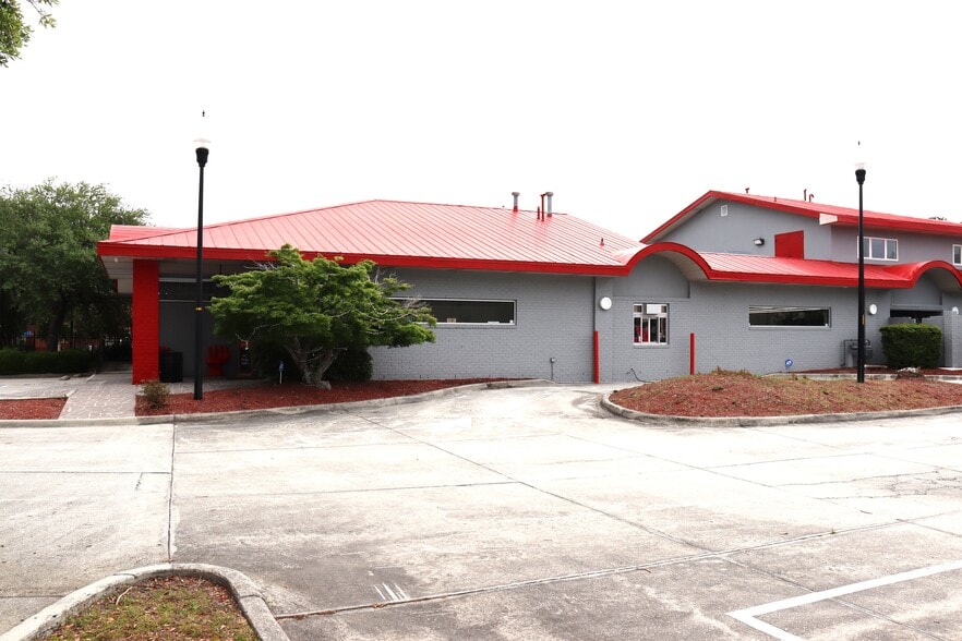 More Photos Of 8232 Market St, Wilmington Freestanding For Sale