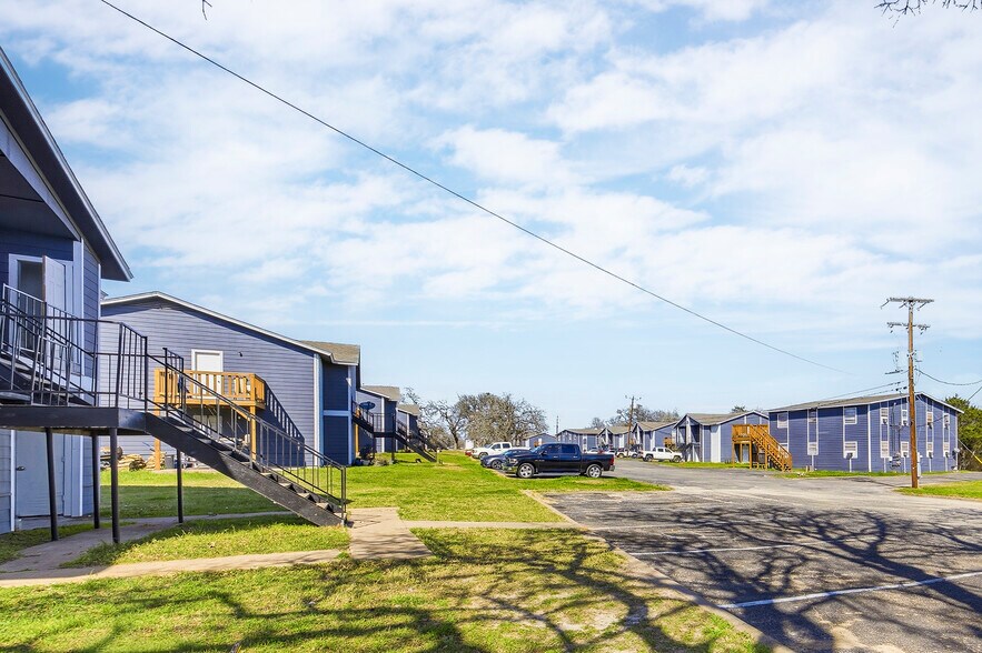 More Photos Of 1105 Westwood Ln, Giddings Apartments For Sale