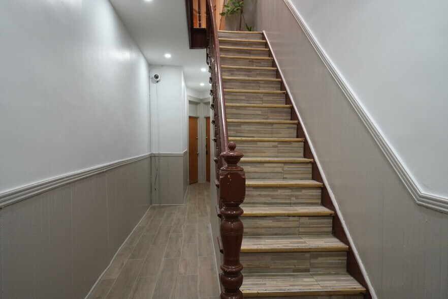 More Photos Of 7037 72nd Pl, Glendale Apartments For Sale