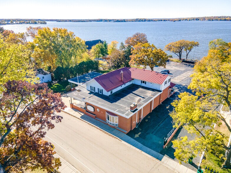 More Photos Of 12 N Pistakee Lake Rd, Fox Lake Freestanding For Lease