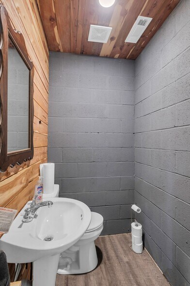 More Photos Of 1409 Buffalo Rd, Lawrenceburg Warehouse For Sale