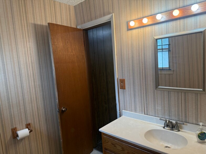 More Photos Of 1450 Rogero Rd, Jacksonville Office For Sale