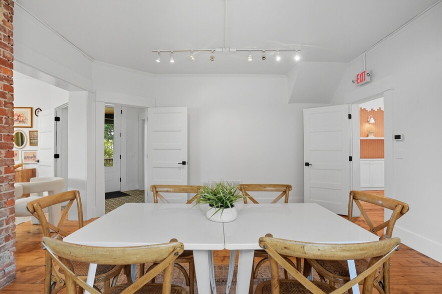 More Photos Of 924 S Main St, Broken Arrow Showroom For Sale