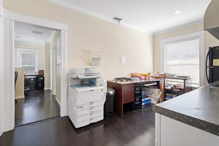 More Photos Of 1902 W Cass St, Tampa Office For Sale