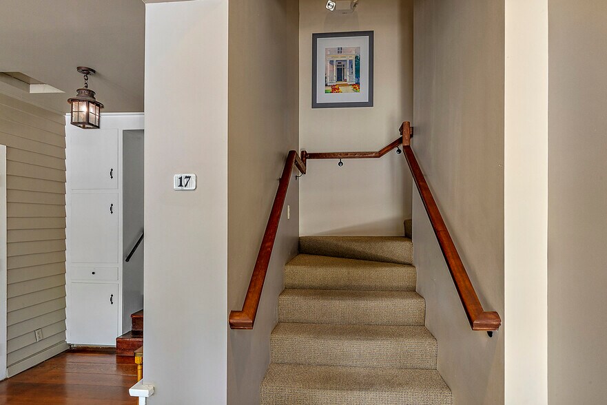 More Photos Of 240 E California St, Jacksonville Hotel For Sale